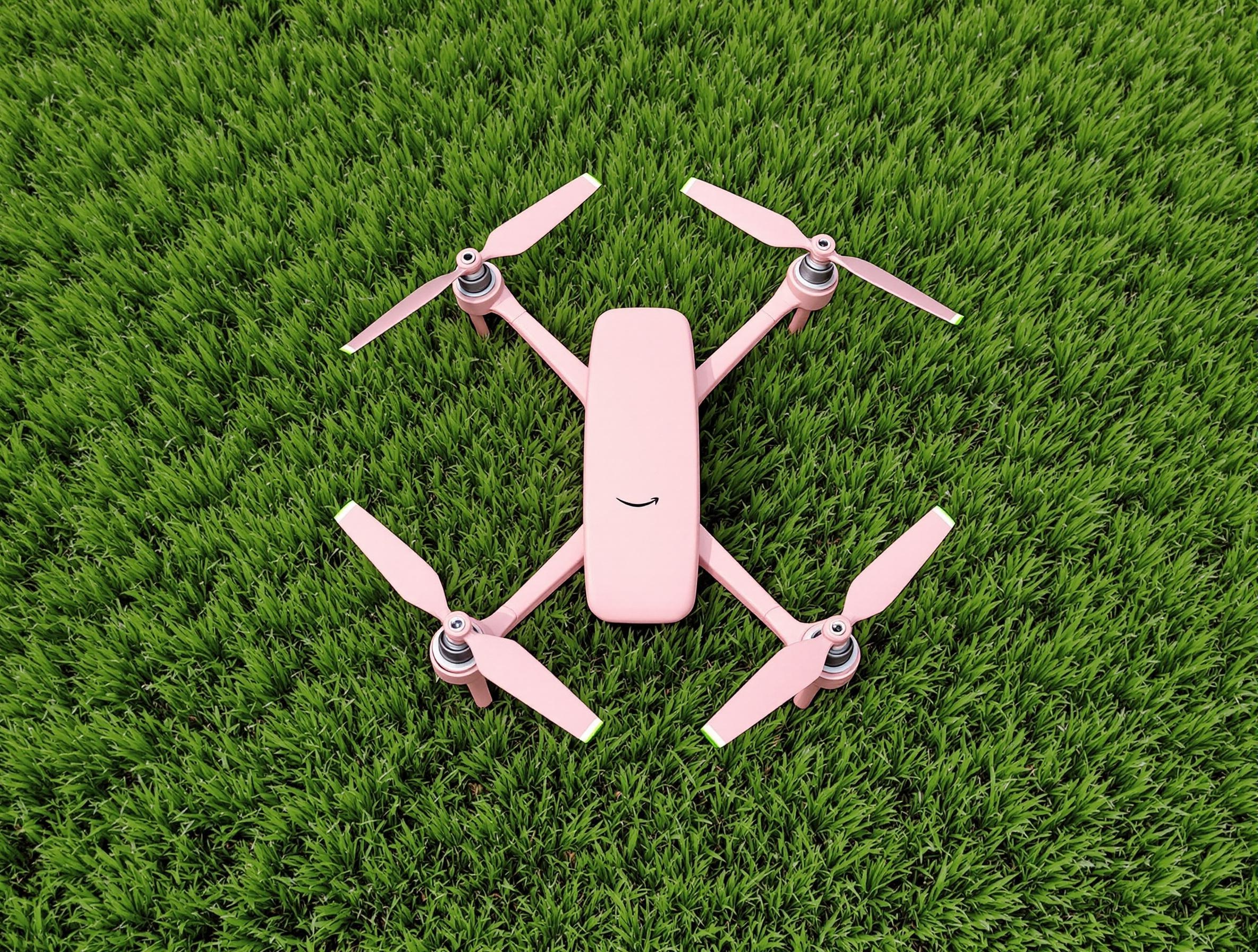 Drone MK30 rose quartz posé sur une pelouse