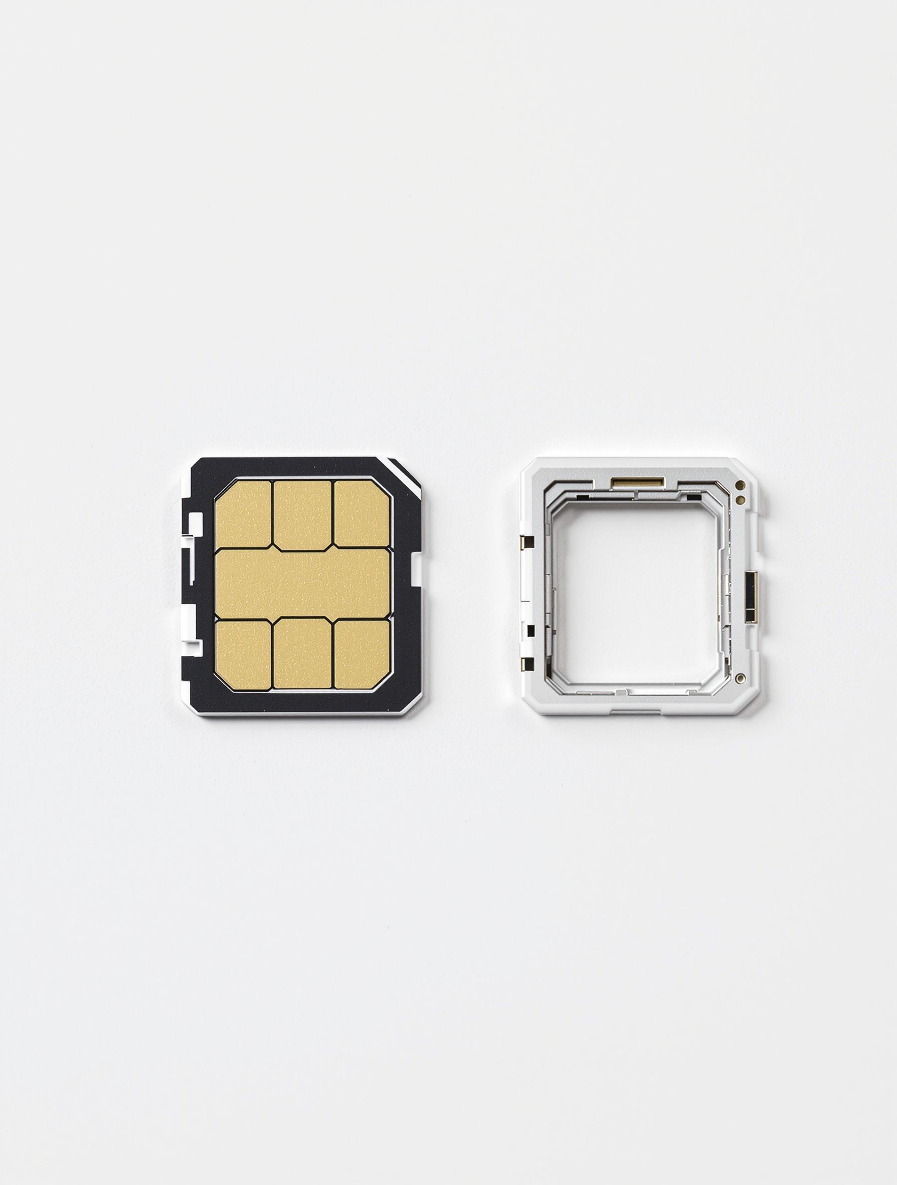 Gros plan d'une carte SIM nettoyée à côté du tiroir SIM d'un iPhone